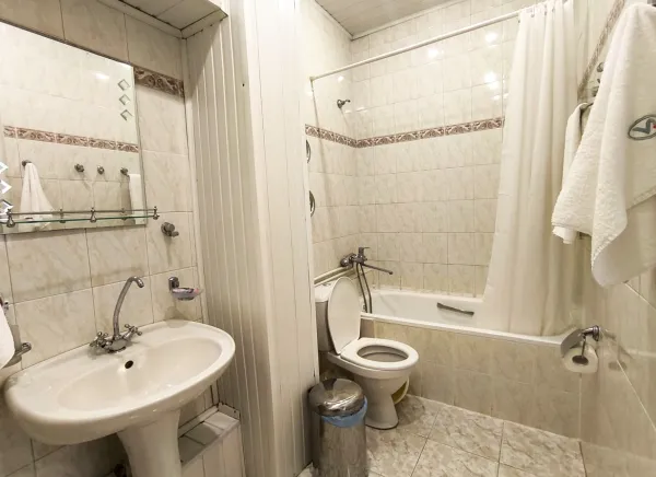 Номер 2-местный 3-комнатный 1 категории в 1 корпусе санатория «Виктория» в г. Ессентуки - фотография