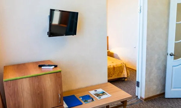 Номер 2-местный 2-комнатный 1 категории во 2 корпусе санатория «Виктория» в г. Ессентуки - фотография