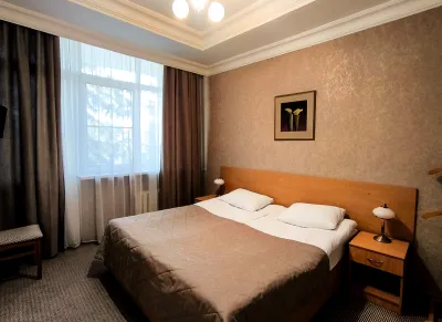 Номер 2-местный 2-комнатный 1 категории в 1 корпусе санатория «Виктория» в г. Ессентуки - фотография